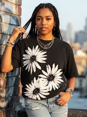 🌼 90s Y2K Daisy Print Black Floral Graphic Tee Adult / Women’s Medium Grunge Alt